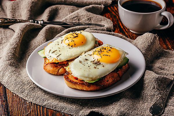 포토 JPG 해외이미지 커피 실내 사람없음 나이프 아침식사 커피잔 계란프라이 토스트 나무배경 해외포토 식기 음료 빵 백그라운드 잔 내부 식사 칼 계란요리 파일형식 이미지허브