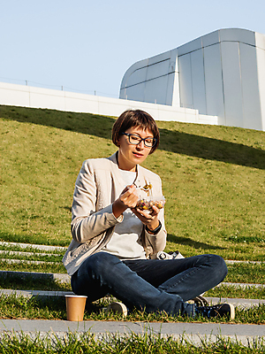 포토 JPG 해외이미지 백인 학생 라이프스타일 공원 여자 커피 음료 음식 채소 한명 잔디 성인 야외 건강관리 식사 가을 신선 도시 맛 먹기 타운 토막 해외포토 서양인 식물 1 계절 공공시설 컨셉 모션 건강 관리 사람 생활 파일형식 이미지허브