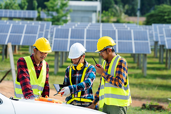 포토 JPG 해외이미지 식물 백인 직업 산업 비즈니스 지붕 미래 노동자 세포 사람 가로 세명 빛 태양 환경 힘 재활용 장비 발전기 에너지 판넬 기술자 엔지니어 우아함 역 보호 안전모 토론 태양에너지 청사진 공학 세대 유지 혁명 설치 위기 공급 획기적 해외포토 자연요소 서양인 교육 컨셉 교통시설 발전소 그린에너지 헬멧 안전장비 친환경 파일형식 이미지허브