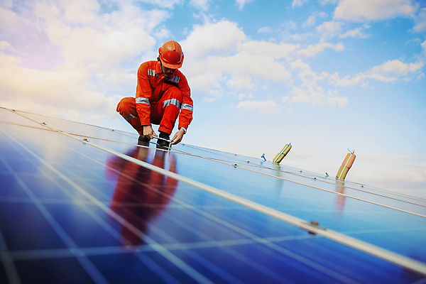 포토 JPG 해외이미지 식물 산업 비즈니스 공장 자연 지붕 노동자 세포 한명 초록색 파란색 햇빛 태양 환경 힘 장비 발전기 에너지 작업 판넬 기술자 엔지니어 변화 역 보호 에코 지역 시스템 공학 유지 혁명 생태학 설치 공급 해외포토 자연요소 직업 1 교육 컬러 컨셉 공업 교통시설 사람 발전소 생태계 파일형식 이미지허브