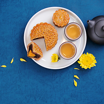 포토 JPG 해외이미지 꽃 디저트 실내 사람없음 하이앵글 찻잔 찻주전자 파란배경 월병 해외포토 식물 음식 뷰포인트 백그라운드 주전자 잔 내부 파란색 과자 중국전통 파일형식 이미지허브