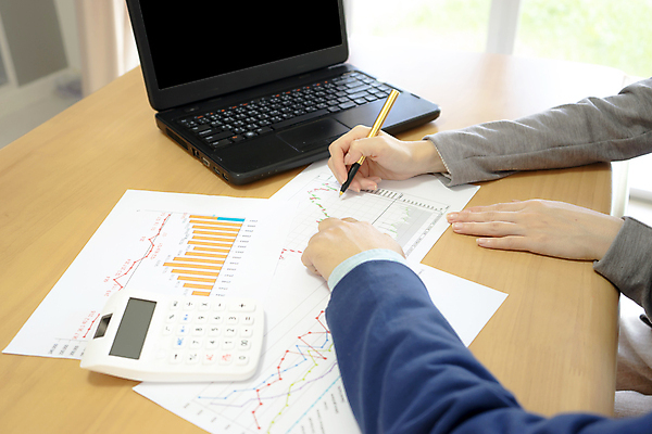 포토 JPG 해외이미지 백인 직업 학생 웰빙 여자 교육 남자 비즈니스 사업가 탁자 협력 노동자 함께함 사람 앉기 정장 성인 사람없음 컴퓨터 사무실 흰색 작업 비즈니스맨 비즈니스우먼 가르침 그룹 대표 분석 바쁨 통일 해외포토 서양인 옷 컬러 가구 컨셉 모션 전자제품 직장인 파일형식 이미지허브