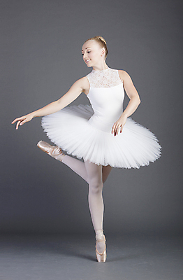 포토 JPG 해외이미지 전신 백인 여자 실내 한명 미소 사람 성인 앞모습 우아함 발레 발레리나 발레복 다리들기 성인여자한명만 해외포토 서양인 1 옷 뷰포인트 컨셉 모션 표정 내부 춤 여자한명만 성인여자만 파일형식 이미지허브