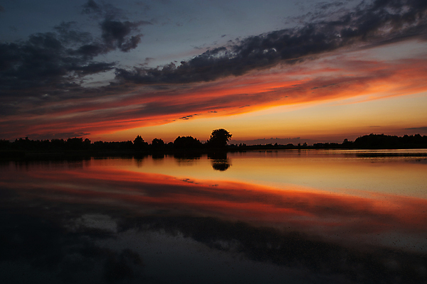 포토 JPG 해외이미지 구름 호수 백그라운드 자연 하늘 풍경 사람없음 가로 물 여름 파란색 빛 컬러풀 햇빛 반사 일출 침묵 황혼 일몰 놀람 새벽 거울 야간 저녁 신비 마법 대칭 웅장함 환상 수평선 해외포토 자연요소 계절 감정 컬러 컨셉 표정 태양 노을 소리 생태계 파일형식 이미지허브