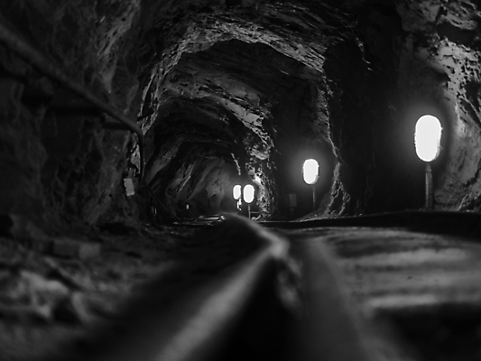 포토 JPG 해외이미지 감정 지구 벽 스포츠 여행 포즈 자연 산 실내 사람 사람없음 내부 빛 어둠 탐험 바위 구멍 동굴 미술관 헬멧 위험 신비 무서움 지하 발견 내추럴 깊이 땅바닥 옛날 종유석 지질 해외포토 컨셉 바닥 돌_바위 보호장비 생태계 파일형식 이미지허브