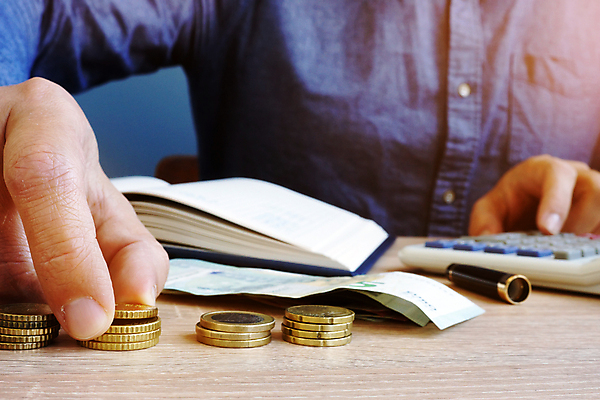 포토 JPG 해외이미지 손 컨셉 돈 비즈니스 탁자 주택 사람 사람없음 금융 경제 계산기 유로 절약 계산 은퇴 투자 이익 회계 계산서 해외포토 가구 문구용품 건물 신체부위 장비 재산 파일형식 이미지허브