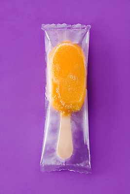 포토 JPG 해외이미지 아이스크림 실내 사람없음 막대아이스크림 보라색배경 비닐포장 오렌지맛 해외포토 백그라운드 포장 디저트 내부 보라색 맛 파일형식 이미지허브