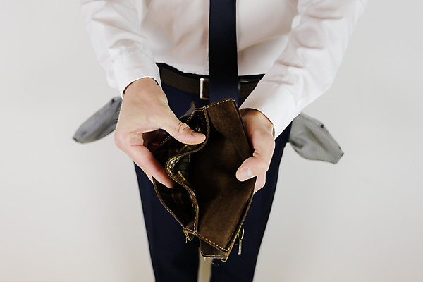 포토 JPG 해외이미지 직업 손 남자 감정 컨셉 돈 비즈니스 사람 사람없음 금융 경제 쇼핑 우정 슬픔 비즈니스맨 구멍 황무지 가난 실업 걱정 호기심 보여주기 빈털터리 파산 빚 우울증 위기 적자 해외포토 모션 신체부위 친구 직장인 재산 질병 파일형식 이미지허브