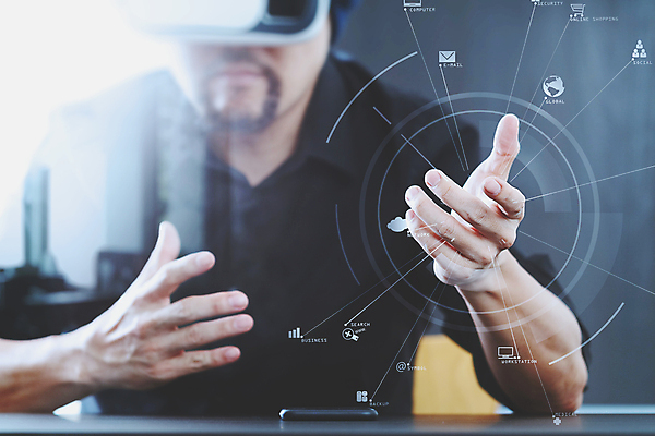 포토 JPG 해외이미지 백인 교육 안경 백그라운드 셔츠 비즈니스 놀이 고글 수염 기술 앉기 성인 사람없음 3D 디지털 검은색 헤드폰 자료 흰색 작업 체험 디자이너 비전 온라인 기어 동영상 혁명 웨어러블 가상 가상현실 현실 해외포토 서양인 직업 잡화 컬러 음향기기 컨셉 상의 모션 사람 디지털합성 파일형식 이미지허브