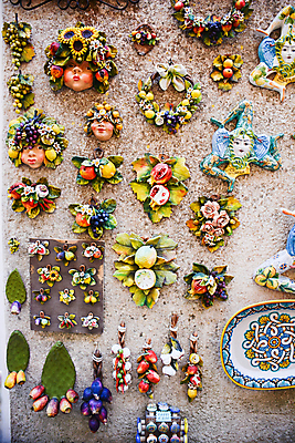 포토 JPG 해외이미지 전통 디자인 여행 백그라운드 거리 미술 사람없음 장식 컬러풀 문 상점 흰색 도자기 닫기 그림 기념품 냉장고 자석 냉동고 핸드메이드 해외포토 컬러 모션 문화예술 가전제품 오브젝트 파일형식 이미지허브