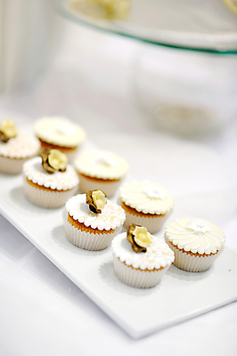 포토 JPG 해외이미지 접시 사람없음 장식 노란색 컵케이크 일렬 뷔페 해외포토 식기 컬러 케이크 파일형식 이미지허브