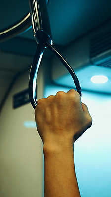 포토 JPG 해외이미지 손 선 여행 컨셉 비즈니스 손가락 난간 교통시설 버스 실내 손잡이 서기 안전 사람 사람없음 내부 노란색 기차 잡기 도시 바 전철 플라스틱 출퇴근 바쁨 전차 승객 봉 지하 일반 철책 통근 해외포토 육상교통 컬러 교통 모션 재질 대중교통 신체부위 시설 출근 파일형식 이미지허브