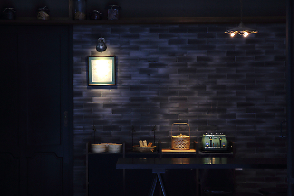 포토 JPG 해외이미지 꽃 벽 의자 휴식 아파트 주택 실내 따뜻함 미술 동양인 사람없음 내부 장식 빨간색 초록색 빛 소파 갈색 방 골동품 흰색 램프 블라인드 커튼 도자기 사발 황금 클래식 모서리 콘도 리빙 스타일 안락 해외포토 식물 컬러 가구 컨셉 숙소 문화예술 조명 인종 건물 사기그릇 파일형식 이미지허브