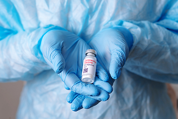 포토 JPG 해외이미지 여자 들기 상반신 성인 앞모습 간호사 의사 바이러스 예방 주사약 백신 예방접종 예방주사 성인여자한명만 코로나바이러스 해외포토 뷰포인트 의학 모션 주사기 사람 약 의료진 접종 여자한명만 성인여자만 파일형식 이미지허브