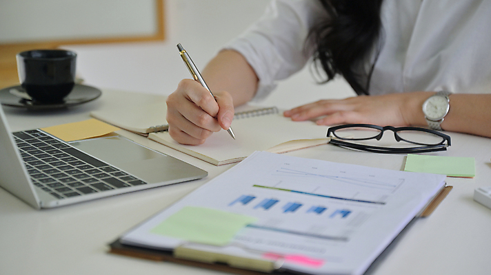 포토 JPG 해외이미지 직업 여자 종이 컨셉 회사 비즈니스 성공 회의 그래프 설계 직장 동양인 사람없음 금융 노트북 사무실 펜 자료 업무 작업 비즈니스우먼 자신감 종업원 책상 분석 동료 확인 무역 보고서 경영자 리더 파일 투자 비서 경영 리뷰 마케팅 프로젝트 해외포토 감정 산업 가구 관계 사람 인종 경제 전자제품 필기구 직장인 파일형식 이미지허브