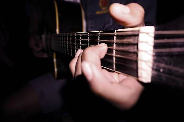 포토 JPG 해외이미지 손 남자 줄 악기 음악 노래 손가락 놀이 수업 미술 사람 사람없음 소리 콘서트 공연 연주자 음악가 가수 기구 기타 잡기 악단 끈 진동 예술가 기타리스트 재즈 멜로디 뮤지컬 블루스 플레이어 생존 스타일 해외포토 직업 교육 모션 현악기 문화예술 이벤트 신체부위 파일형식 이미지허브