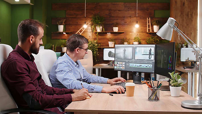 포토 JPG 해외이미지 응시 남자 실내 상반신 성인 두명 그래픽 모니터 그래픽디자이너 성인남자만 해외포토 시선 사람 내부 컴퓨터 디자이너 남자만 성인만 파일형식 이미지허브