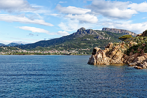 포토 JPG 해외이미지 유럽 바다 섬 여행 자연 하늘 휴가 산 풍경 해변 사람없음 야외 초록색 물 여름 파란색 햇빛 환경 맑음 이탈리아 바위 만 지중해 내추럴 터키석 해외포토 자연요소 계절 나라 컬러 날씨 태양 돌_바위 보석 생태계 파일형식 이미지허브