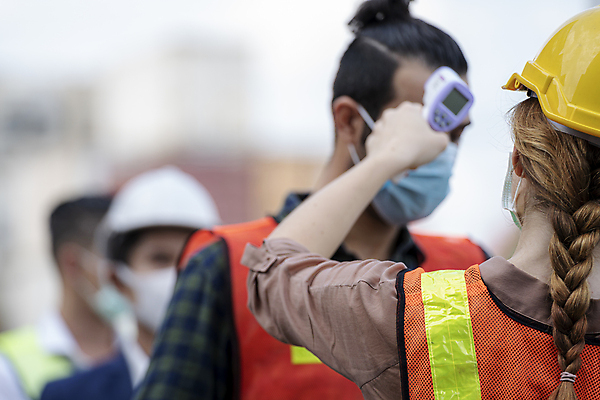 포토 JPG 해외이미지 손 여자 산업 백그라운드 비즈니스 공장 표면 노동자 건강 가면 안전 사람 여러명 야외 치료 약 장비 덮개 업무 열 투명 그룹 작업실 수비 바이러스 제조 보호 질병 온도계 체온계 컨테이너 분석 창고 측정 보안 전자 전염 먼지 온도 짐차 공학 돌봄 이마 해외포토 직업 교육 다수 컨셉 공업 의학 모션 자동차 신체부위 뚜껑 작업 감염 파일형식 이미지허브