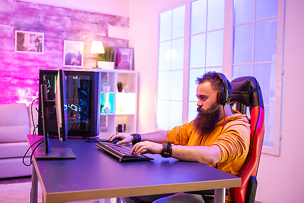 포토 JPG 해외이미지 남자 의자 실내 한명 앉기 상반신 성인 취미 옆모습 게임 타이핑 키보드 집중 책상 게이머 프로게이머 성인남자한명만 해외포토 직업 1 뷰포인트 가구 컨셉 모션 놀이 사람 내부 남자한명만 성인남자만 파일형식 이미지허브