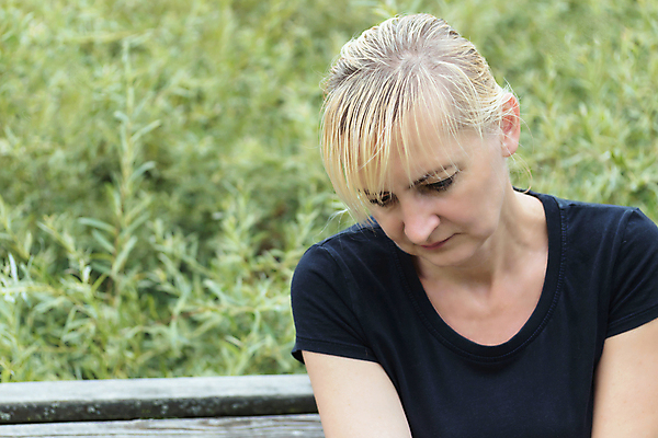 포토 JPG 해외이미지 백인 응시 여자 감정 얼굴 포즈 백그라운드 스트레스 건강 피곤 한명 사람 성인 금발 머리 고통 슬픔 흰색 표현 좌절 중앙 걱정 두통 문제 우울증 편두통 혼란 해외포토 서양인 1 헤어스타일 시선 컬러 컨셉 신체부위 질병 파일형식 이미지허브