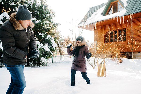 포토 JPG 해외이미지 나무 행복 겨울 놀이 따뜻함 사랑 사람 소년 야외 두명 초록색 태양 걷기 기쁨 젖음 게임 흰색 해외포토 자연요소 식물 계절 남자 감정 어린이 컬러 모션 파일형식 이미지허브