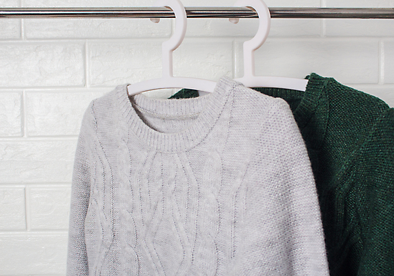 포토 JPG 해외이미지 라이프스타일 디자인 옷 컨셉 셔츠 겨울 따뜻함 매달리기 사람없음 초록색 쇼핑 컬러풀 유행 상점 추위 코트 가을 흰색 직물 장롱 옷걸이 스웨터 니트 질감 부드러움 소매 양모 신발장 저지 뜨개옷 스타일 해외포토 계절 컬러 가구 상의 모션 생활 외투 감각 파일형식 이미지허브