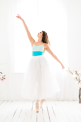 포토 JPG 해외이미지 전신 백인 여자 실내 한명 서기 사람 성인 앞모습 뷰티 손들기 우아함 발레 발레리나 발레복 성인여자한명만 해외포토 서양인 1 옷 뷰포인트 컨셉 모션 내부 춤 여자한명만 성인여자만 파일형식 이미지허브