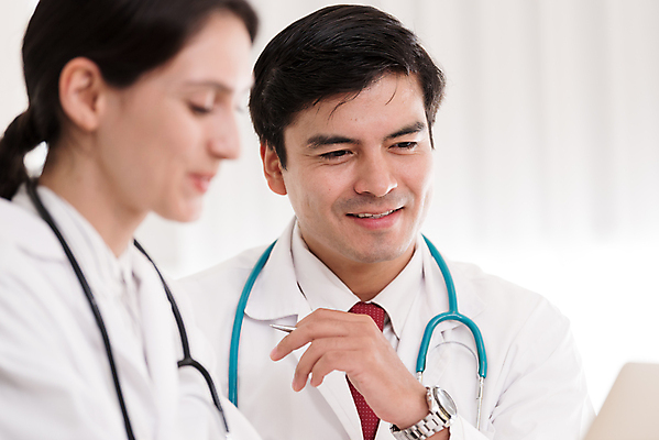 포토 JPG 해외이미지 백인 직업 여자 남자 행복 유니폼 청진기 직장 함께함 건강 병원 미소 앉기 성인 두명 노트북 사무실 알약 약 펜 간호사 의사 코트 흰색 업무 작업 책상 동료 직원 서비스 문서 돌봄 인턴 해외포토 서양인 옷 감정 컬러 가구 컨셉 회사 비즈니스 의학 관계 의료기기 모션 표정 사람 전자제품 필기구 외투 의료진 파일형식 이미지허브