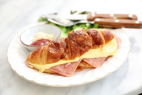 포토 JPG 해외이미지 접시 포크 치즈 실내 사람없음 아웃포커스 나이프 케첩 크루아상 햄 종지 마요네즈 햄치즈샌드위치 크루아상샌드위치 해외포토 그릇 식기 빵 유제품 촬영기법 샌드위치 육류 내부 소스_음식 칼 파일형식 이미지허브