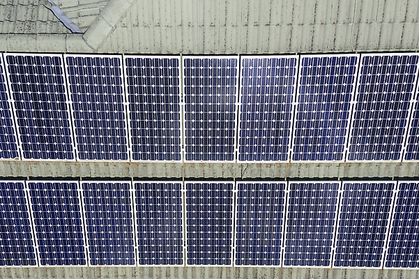 포토 JPG 해외이미지 건축양식 지붕 주택 사람없음 야외 건물 파란색 햇빛 태양 반사 힘 에너지 판넬 타일 드론 해외포토 자연요소 건축물 건축 컬러 파일형식 이미지허브