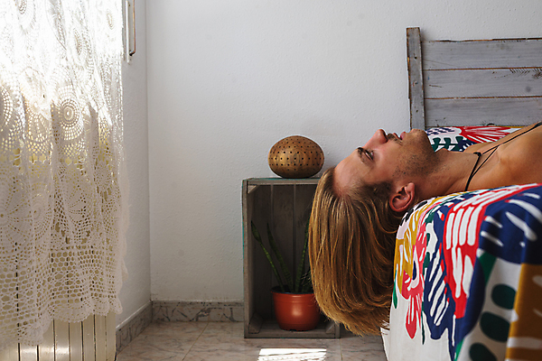 포토 JPG 해외이미지 거리 스트레스 아파트 주택 피곤 한명 사람 노란색 고통 슬픔 흰색 고독 불안 고민 두통 콘도 문제 긴장 고립 셀프 소셜 우울증 혼자 코로나바이러스 해외포토 1 감정 컬러 컨셉 숙소 건물 바이러스 질병 파일형식 이미지허브