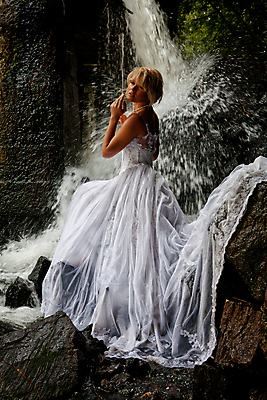 포토 JPG 해외이미지 백인 1 라이프스타일 드레스 여자 행복 결혼 맨발 자연 한명 사람 이벤트 야외 물 강 금발 뷰티 유행 수영 거품 폭포 기쁨 젖음 바위 축하 화려 개울 싱크대 스타일 해외포토 자연요소 서양인 헤어스타일 옷 감정 컨셉 발 생활 돌_바위 수상스포츠 개수대 생태계 파일형식 이미지허브