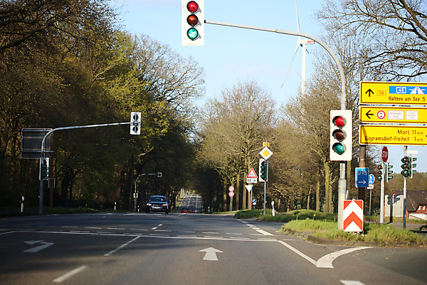 포토 JPG 해외이미지 구름 라이프스타일 응시 남자 행복 도로 스포츠 여행 포즈 비즈니스 창문 교통시설 모션 자동차 자연 하늘 실내 관리 안전 사람 앉기 성인 사람없음 야외 선글라스 태양 일출 일몰 운전 자유 판넬 바퀴 고속도로 운전사 땅 속도 추적 자동 해외포토 자연요소 직업 시선 감정 안경 길 육상교통 교통 컨셉 내부 생활 노을 시설 생태계 파일형식 이미지허브