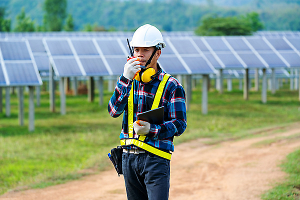 포토 JPG 해외이미지 식물 직업 산업 비즈니스 노동자 세포 한명 사람 글로벌 태양 환경 힘 재활용 장비 발전기 에너지 업무 판넬 기술자 엔지니어 역 헬멧 건축가 토론 청소 서비스 태양에너지 시스템 공학 세대 유지 혁명 생태학 설치 수집가 프로젝트 획기적 해외포토 자연요소 1 교육 컨셉 교통시설 발전소 작업 그린에너지 보호장비 친환경 파일형식 이미지허브