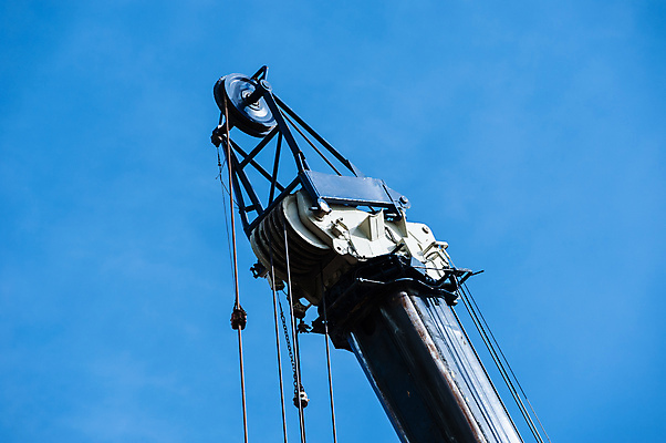포토 JPG 해외이미지 산업 선 밧줄 하늘 매달리기 들기 사람없음 야외 세로 파란색 금속 힘 기계 장비 전선 도구 공구 바퀴 정상 기중기 리프트 철사 무거움 긴장 기어 공학 도르래 리프팅 조작 철강 해외포토 교육 감정 줄 컬러 모션 재질 중장비 무게 파일형식 이미지허브