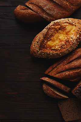 포토 JPG 해외이미지 빵 탁자 종류 옥수수 사람없음 목재 어둠 시골 낟알 밀 굽기 호밀 카피스페이스 해외포토 나무 음식 가구 재료 곡류 공백 구이 파일형식 이미지허브