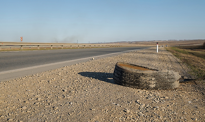 포토 JPG 해외이미지 산업 도로 길 모래 여행 백그라운드 이동 교통시설 자동차 풍경 사람없음 옆모습 환경 흐름 화물 시골 바퀴 고속도로 쓰레기 오솔길 땅 자르기 사건 고장 방향 타이어 찢어짐 낭비 거짓말 교외 길가 따기 땅바닥 방법 선로 재앙 비용 해외포토 육상교통 뷰포인트 교통 컨셉 모션 바닥 경제 운송업 시설 파일형식 이미지허브