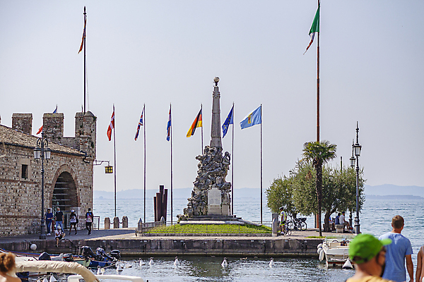 포토 JPG 해외이미지 주간 바다 유럽풍경 하늘 유럽건축 사람없음 야외 건물 동상 이탈리아 국기 깃대 해외포토 자연요소 건축물 유럽 서양건축 풍경 조형물 기념물 파일형식 이미지허브