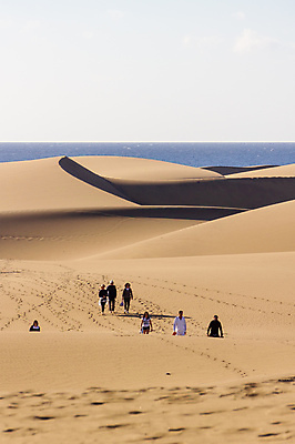 포토 JPG 해외이미지 주간 바다 하늘 사람 풍경 여러명 야외 사막 모래언덕 해외포토 자연요소 다수 언덕 파일형식 이미지허브