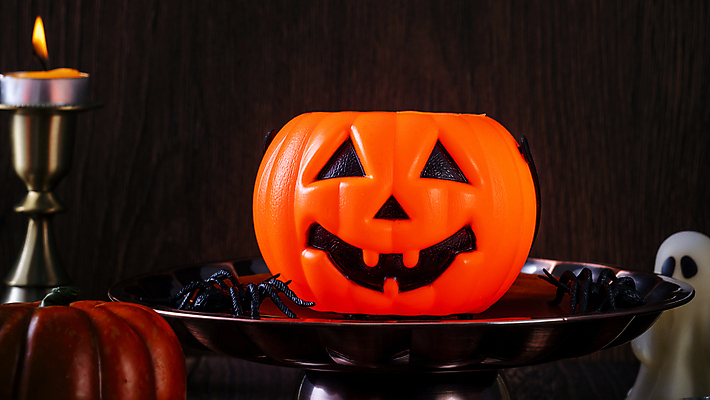 포토 JPG 해외이미지 디자인 백그라운드 컨셉 촛불 탁자 검은배경 사람없음 장식 파티 축제 어둠 할로윈 가을 촛대 잭오랜턴 호러 해외포토 계절 가구 초 이벤트 검은색 공포 파일형식 이미지허브