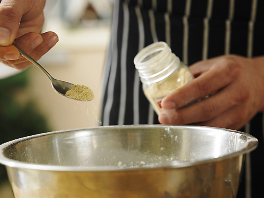 포토 JPG 해외이미지 손 유리병 실내 들기 아웃포커스 신체부위 제과 숟가락 붓기 가루 생강 믹싱볼 해외포토 그릇 채소 모션 병_용기 촬영기법 수저 사람 내부 제과제빵 파일형식 이미지허브