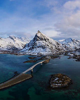 포토 JPG 해외이미지 도로 섬 겨울 자연 하늘 산 안테나 노르웨이 풍경 사람없음 세로 일몰 만 저녁 스칸디나비아 조감도 해외포토 계절 유럽 길 통신 교통시설 노을 야간 생태계 파일형식 이미지허브
