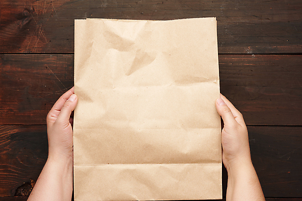 포토 JPG 해외이미지 손 종이 신체부위 하이앵글 종이봉투 갈색 재활용 잡기 패키지 구김 접기 해외포토 뷰포인트 컬러 모션 봉투 사람 친환경 파일형식 이미지허브