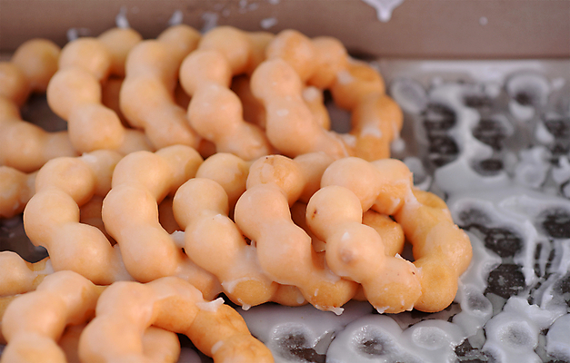 포토 JPG 해외이미지 종이 음식 백그라운드 디저트 사람없음 상자 노란색 우주 케이크 얼음 빵집 튀김 대접 신선 원형 도넛 달콤 맛 아침식사 폐기물 설탕 굽기 먹기 뿌리기 크림 반죽 패키지 칼로리 반투명 어려움 페스츄리 해로움 해외포토 자연요소 도형 빵 컬러 컨셉 모션 상점 식사 쓰레기 구이 파일형식 이미지허브