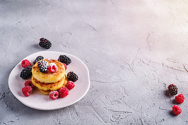 포토 JPG 해외이미지 접시 회색배경 사람없음 달콤 산딸기 블랙베리 팬케이크 콘크리트 카피스페이스 해외포토 식기 백그라운드 과일 케이크 공백 회색 맛 파일형식 이미지허브