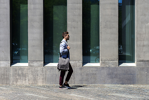 포토 JPG 해외이미지 모델 1 라이프스타일 응시 남자 행복 얼굴 여행 가방 비즈니스 사업가 수염 한명 사람 성인 야외 건물 선글라스 유행 걷기 흰색 표현 잡기 도시 업무 비즈니스맨 시원함 히스패닉 스타일 해외포토 직업 건축물 시선 잡화 감정 안경 컬러 모션 생활 신체부위 작업 직장인 파일형식 이미지허브