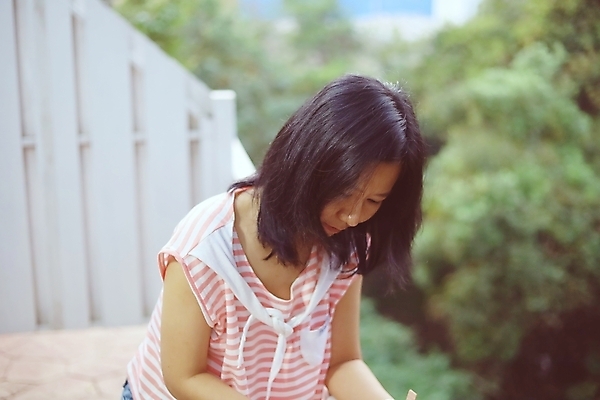 포토 JPG 해외이미지 나무 백인 1 라이프스타일 응시 공원 여자 행복 얼굴 어린이 여행 자연 아침 휴가 휴식 주택 한명 서기 미소 사람 동양인 야외 초록색 여름 뷰티 발코니 혼자 해외포토 주간 서양인 식물 시선 계절 공공시설 감정 컬러 컨셉 모션 표정 인종 건물 생활 신체부위 생태계 파일형식 이미지허브