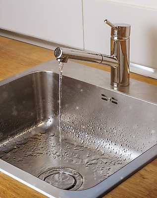 포토 JPG 해외이미지 라이프스타일 손 음료 가정 아침 주택 건강 사람없음 컵 물 빛 주방 거품 젖음 흐름 가을 신선 투명 액체 개울 붓기 빨래 은색 수분 시원함 갈증 가득함 순수 싱크대 수도꼭지 상쾌 위생관리 철강 스플래쉬 해외포토 주간 자연요소 식기 계절 감정 컬러 컨셉 가사 모션 관리 건물 생활 신체부위 강 개수대 파일형식 이미지허브