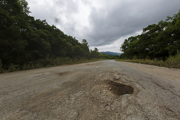 포토 JPG 해외이미지 도로 길 여행 자국 자동차 날씨 안전 사람없음 물 반사 검은색 손상 차도 젖음 도시 구멍 고속도로 냄비 숲 위험 큼 러시아 웅덩이 먼지 장면 지역 진흙 나쁜 길가 깨짐 러시아인 옛날 콘크리트 소름 해외포토 자연요소 서양인 감정 유럽 육상교통 컬러 컨셉 교통시설 솥 크기 파일형식 이미지허브